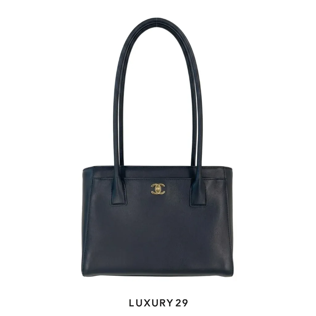 Chanel 26K Small Shopping Bag Tote Turnlock CC Logo Black(Small, Black)