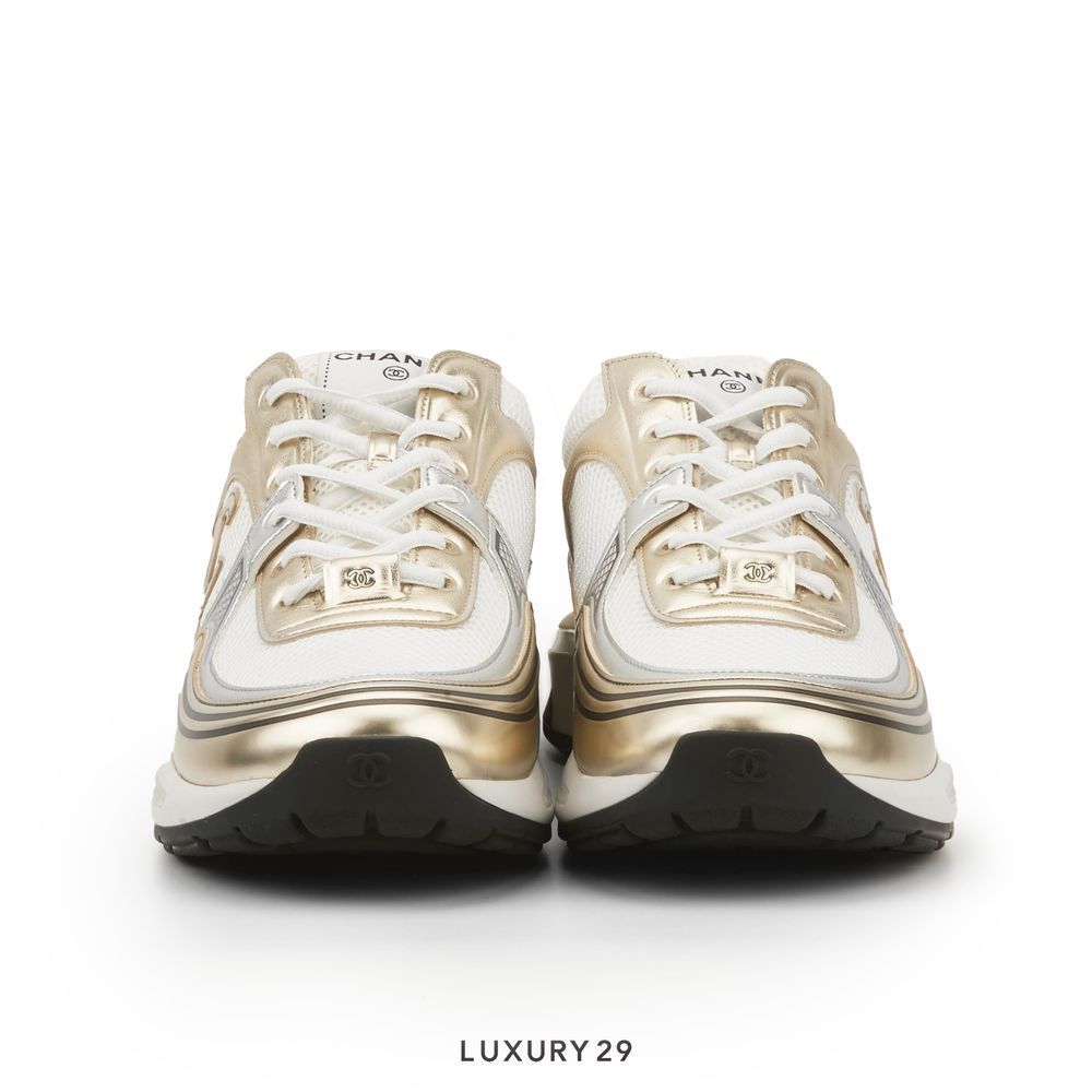 輝きを支える足元☆【CHANEL】Trainers Fabric & Laminated Chanel Women's Fabric & Laminated White & Silver Low Top