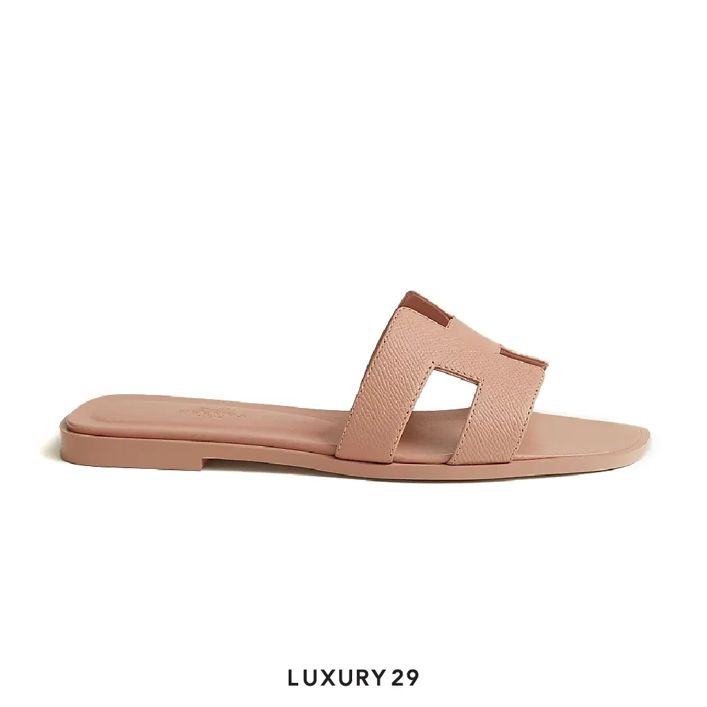 【大人の艶カラー】HERMES シプレ Beige Perlino / Rouge H サンダル 《シプレ》 | Hermès - エルメス-公式サイト