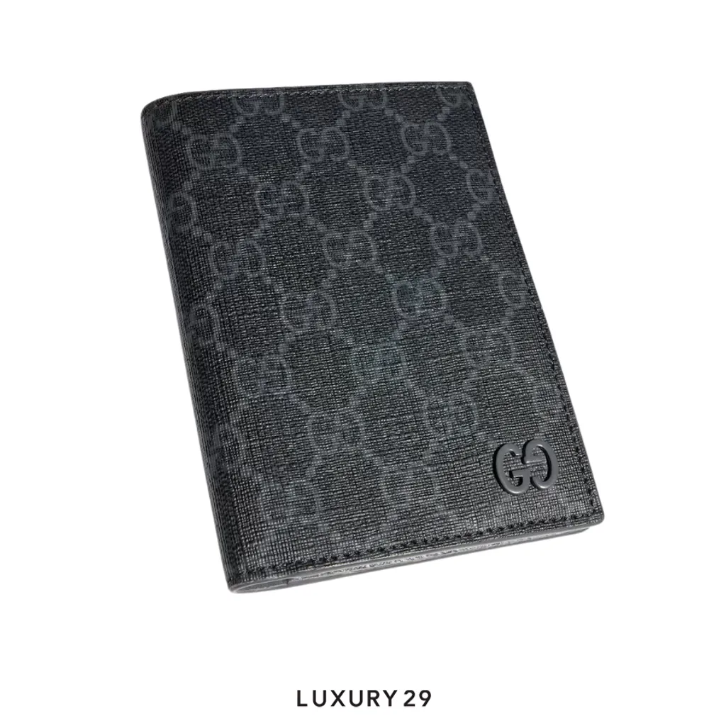 Gucci Grey interior GG passport case(Small, Black)