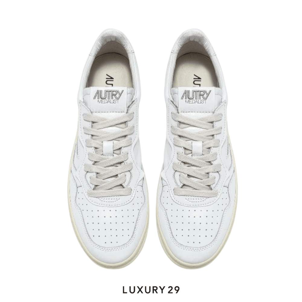 AUTRY SNEAKERS WOMAN MEDALIST LOW SNEAKERS IN LEATHER WHITE(M)(40, White)