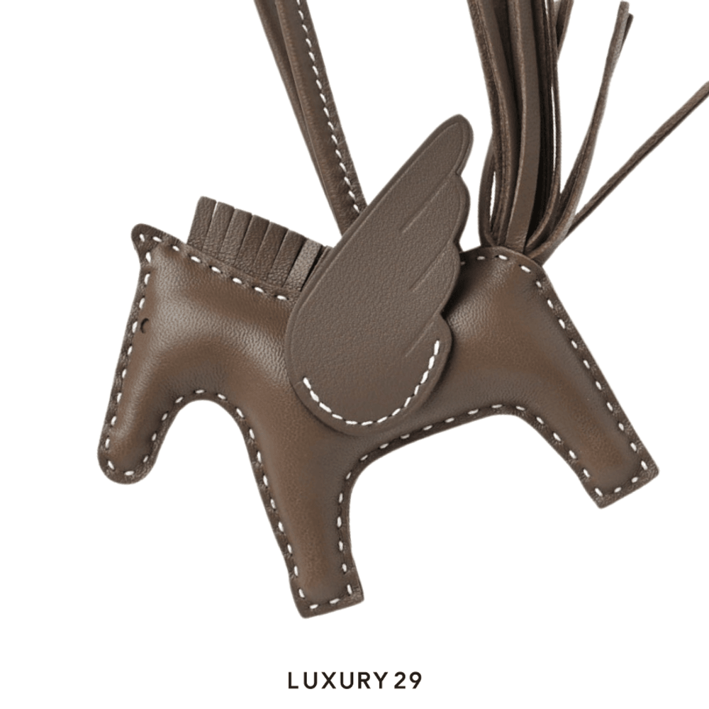 【オシャレ偏差値アップ♪】 HERMES Rodeo MM Pegase チャーム HERMÈS Rodeo Pegase PM charm in Gold Agneau leather - GINZA
