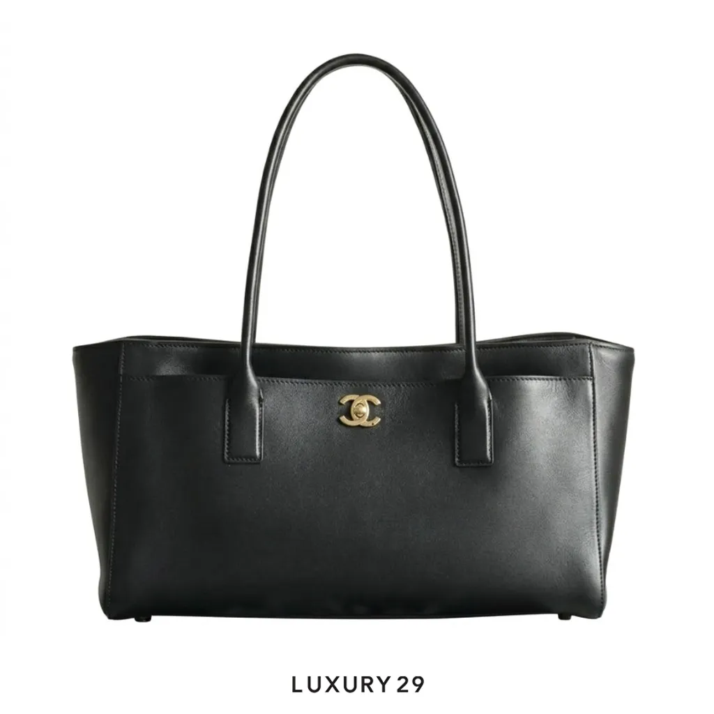 Chanel 26K Large Shopping Bag Tote Turnlock CC Logo Black(Large, Black)