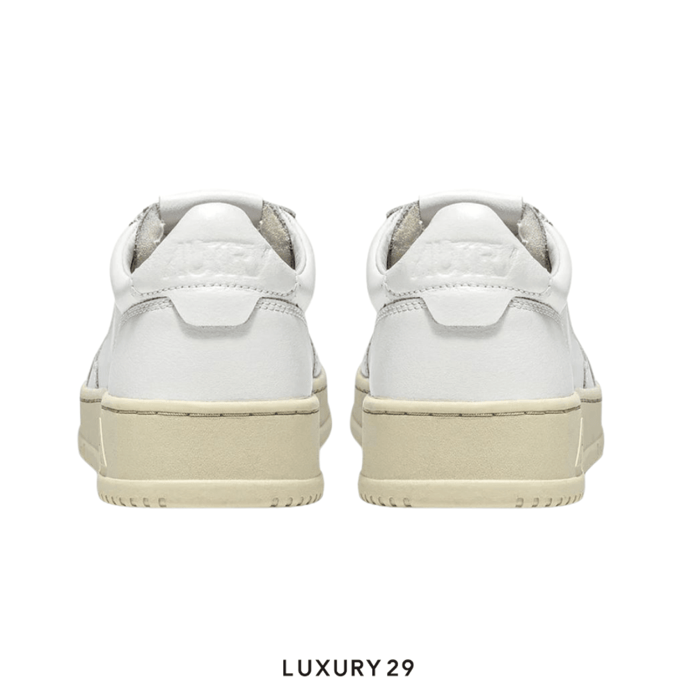 AUTRY SNEAKERS WOMAN MEDALIST LOW SNEAKERS IN LEATHER WHITE(M)(40, White)